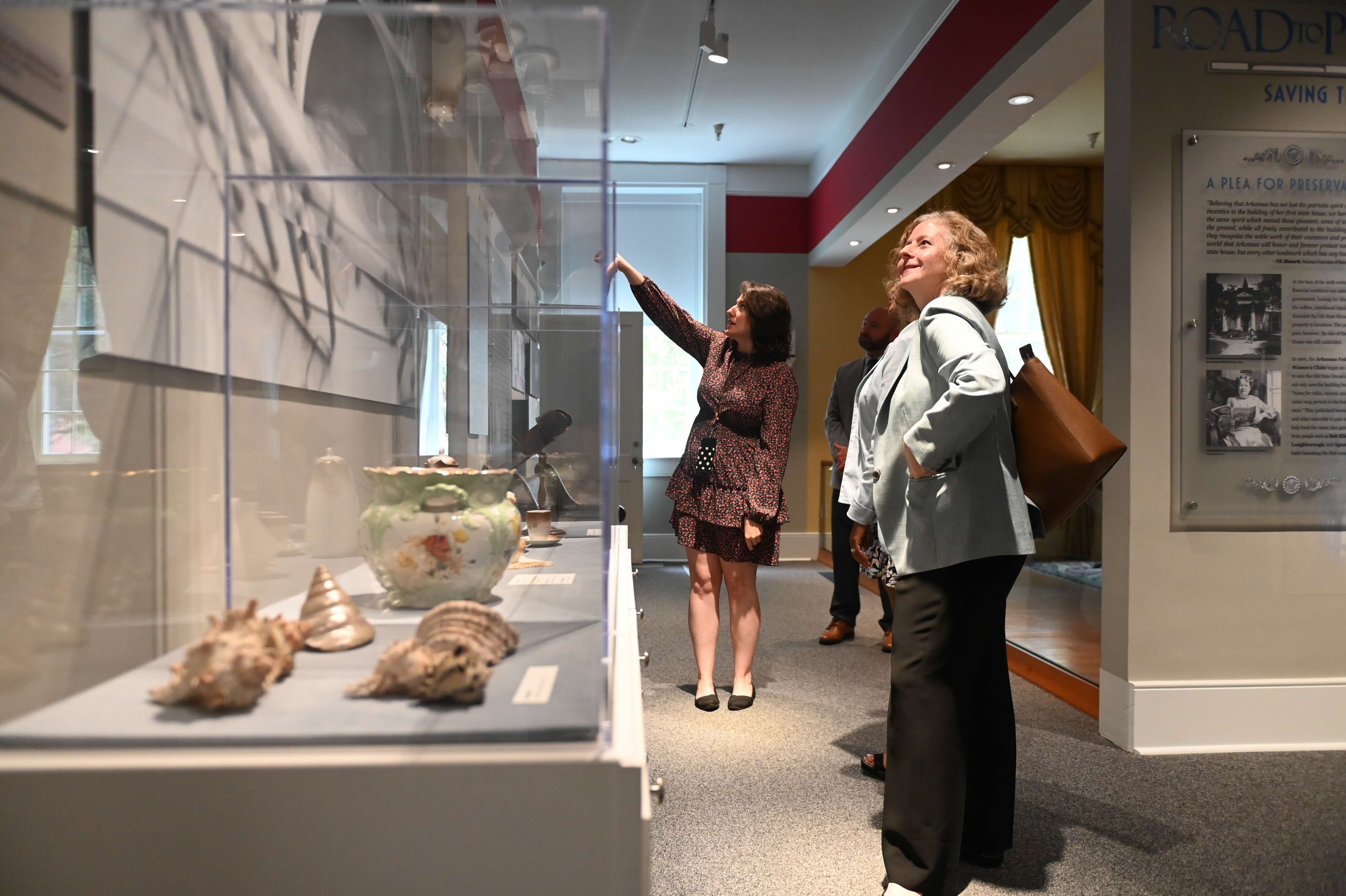 Smithsonian’s Dr. Elizabeth Babcock Visits Arkansas for Inspiration