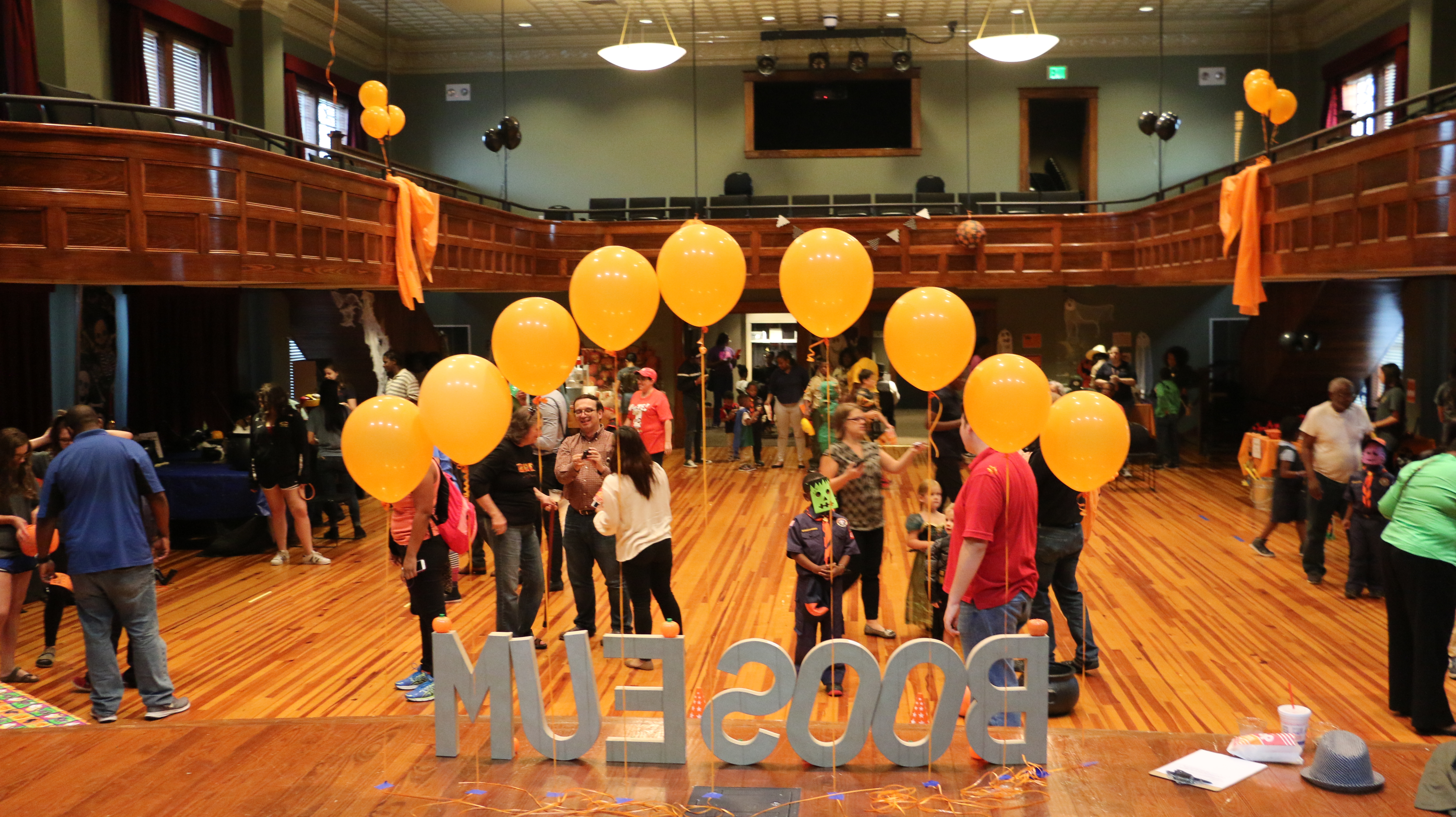 backofBooseumletteringandyellowballoonsonstage