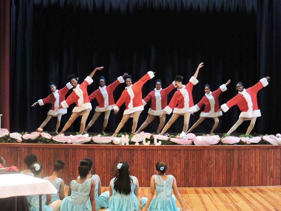 girlsinSanta-styledanceoutfitsperformingonstage