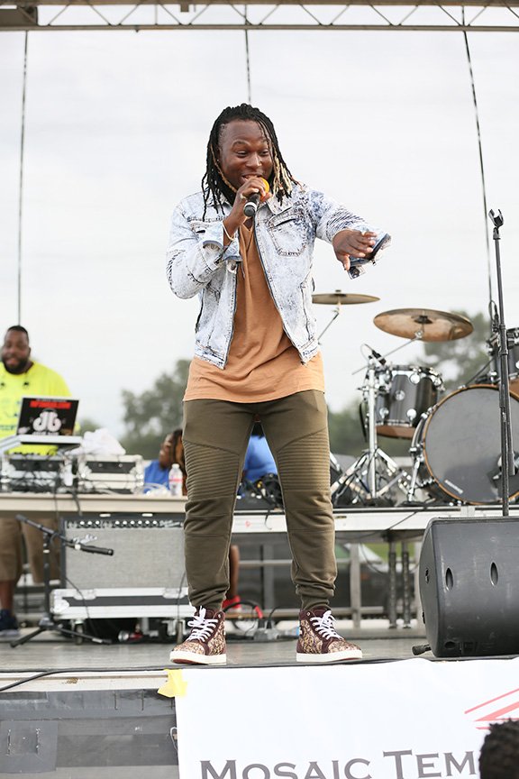 manholdingmicrophonesingingandmovingaroundonstage
