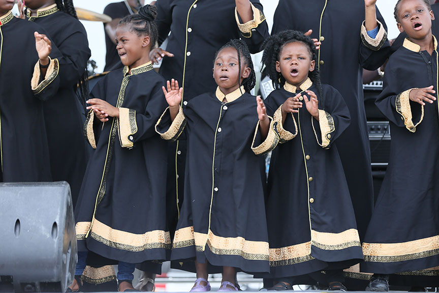 younggirlsintraditionalculturalrobessinginganddancingonstage