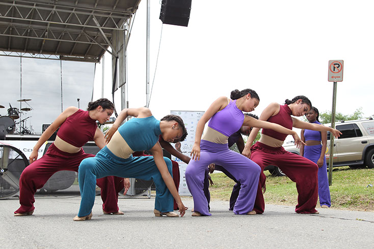 womeninvariouscolorsofdancecostumesmid-danceonstreet