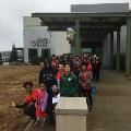 groupofyoungadultsandkidsoutsidearkansasfoodbankbuilding