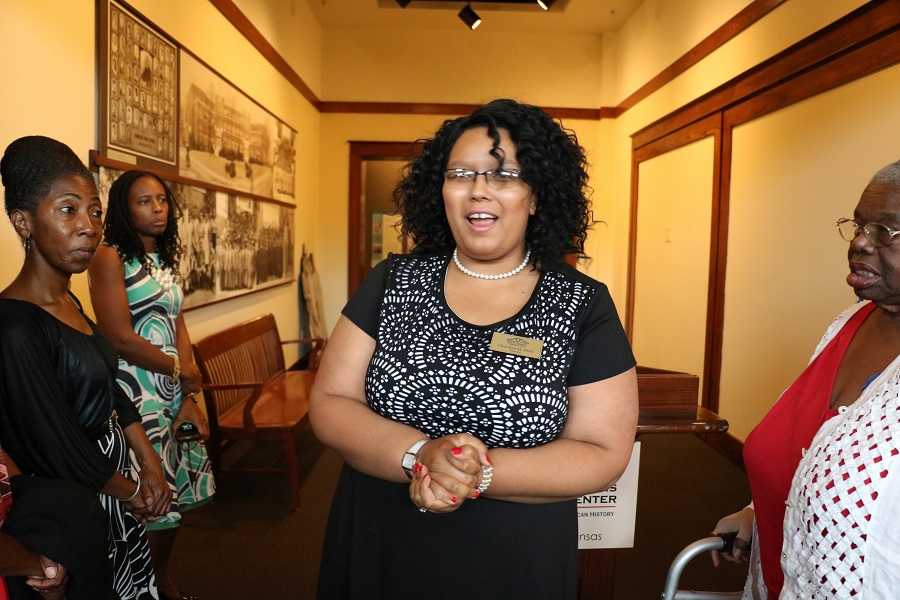 womangivingtourtootherwomenatexhibit