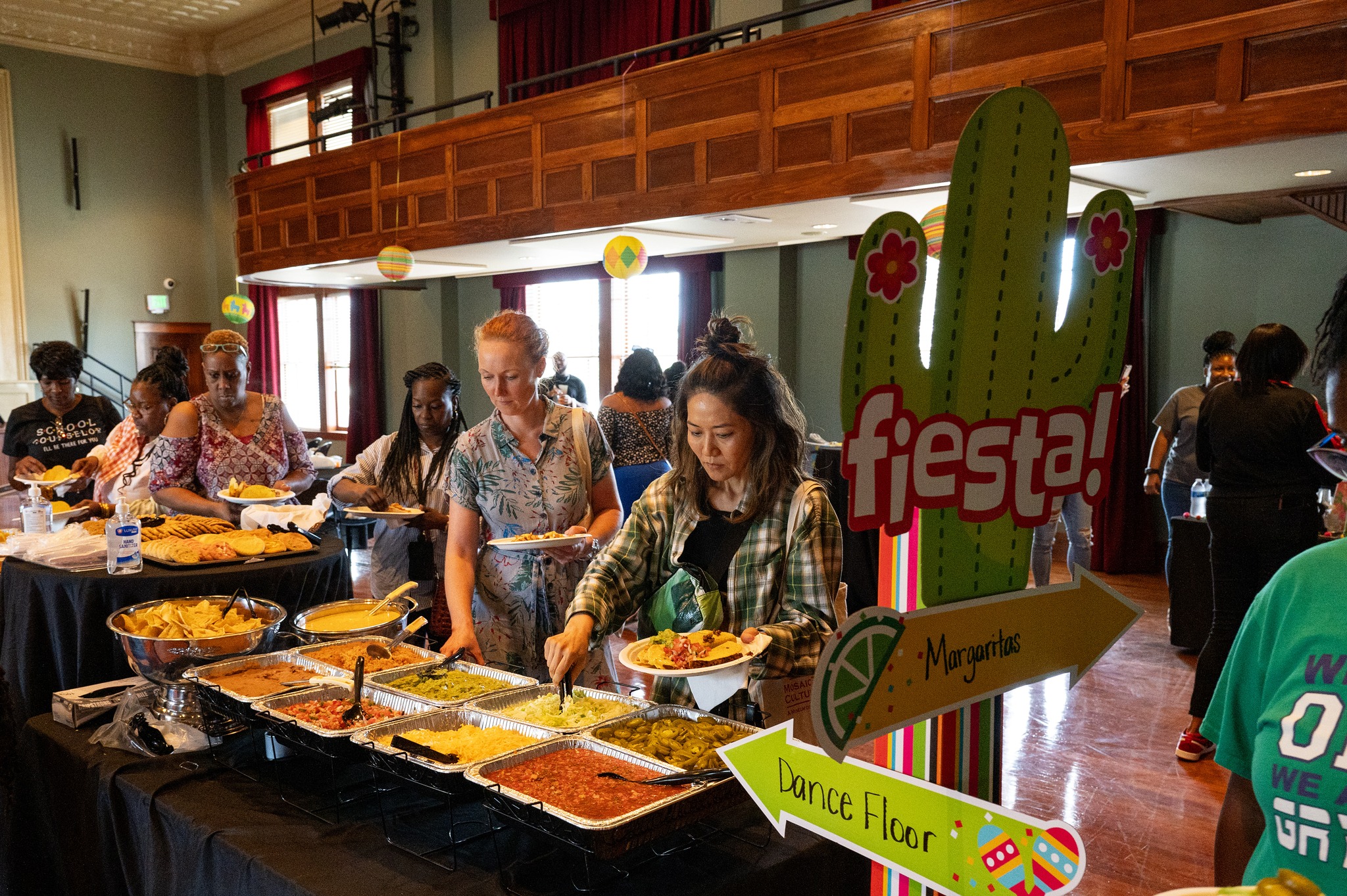 Peoplelinedupatabuffetgettingvariousfood