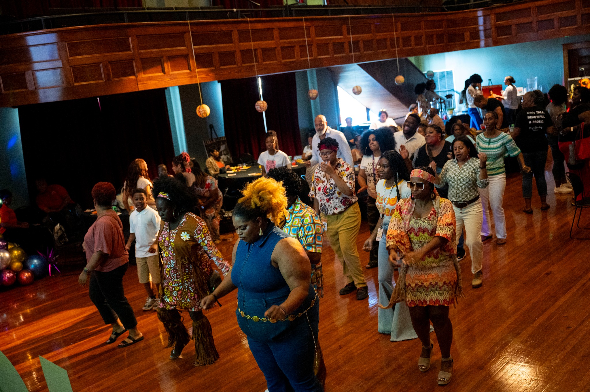Peoplelinedancingintheroomyballroomfloor